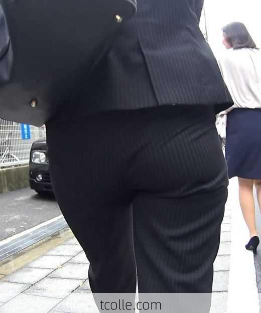 若手OLのパンツスタイルな尻