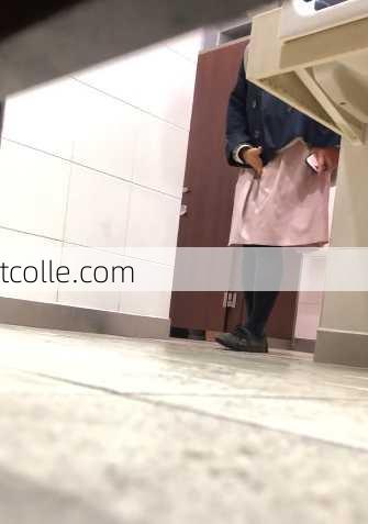 トイレ前でお漏らし寸前女子2　他のトイレを求めて