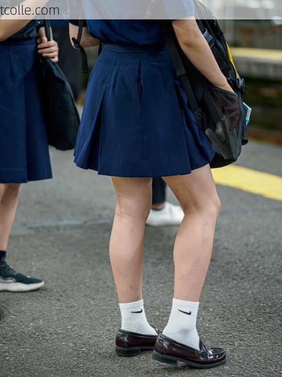  【再販】【マニア待望】ナ〇キの靴下を履いており、なおかつ制服を着用した女の子達に限定した写真集。１５名収録