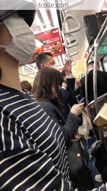  【すぐそこの眺め91_ちっぱいver】電車内で人妻のちっぱいに釘付け！