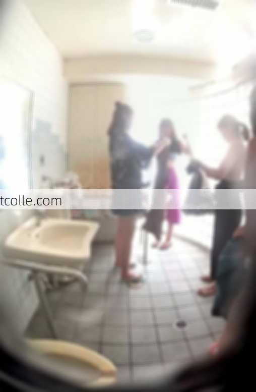  【再販】共同トイレで着替える美人J●4人を盗撮